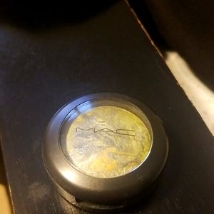 MAC beautiful mineralize eyeshadow in Jades Fortune color